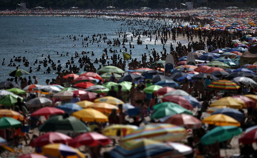 Рио-де-Жанейро, Бразилия. Отдыхающие на пляже Ипанема