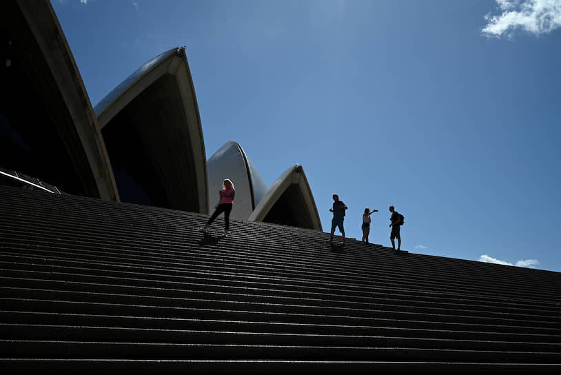 Сидней, Австралия. Туристы фотографируются у здания оперного театра, закрытого из-за коронавируса