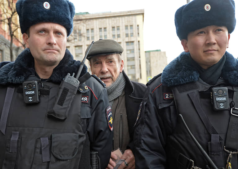 Правозащитник Лев Пономарев (в центре)