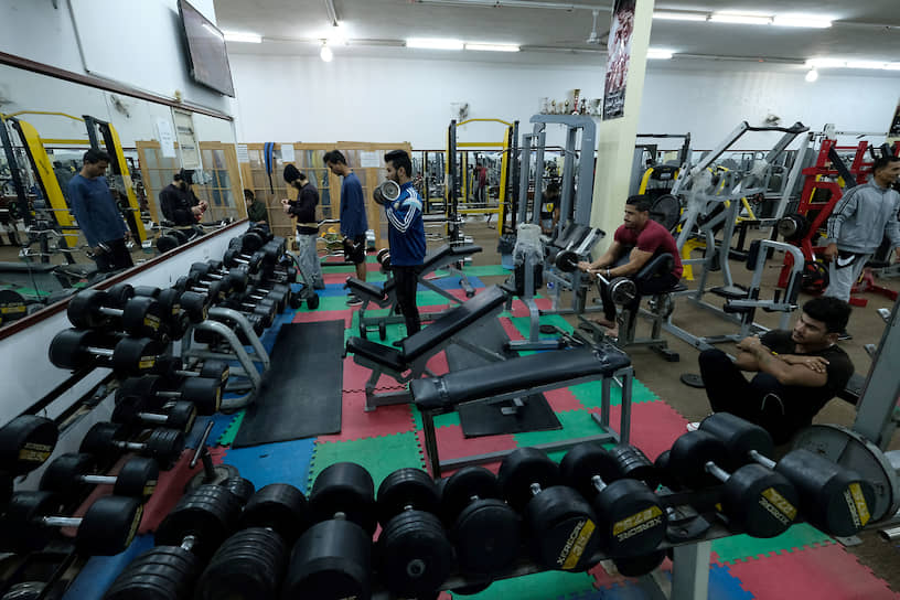 Бенгази, Ливия. Жители города в спортзале 
