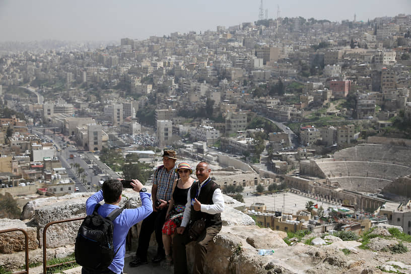 Амман, Иордания. Туристы фотографируются на фоне руин древнеримской цитадели  