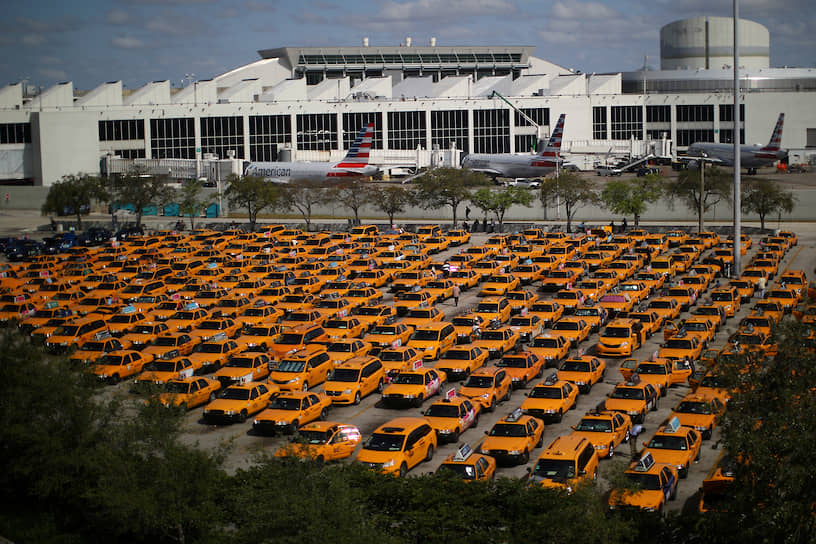 Майами, США. Припаркованные у аэропорта такси