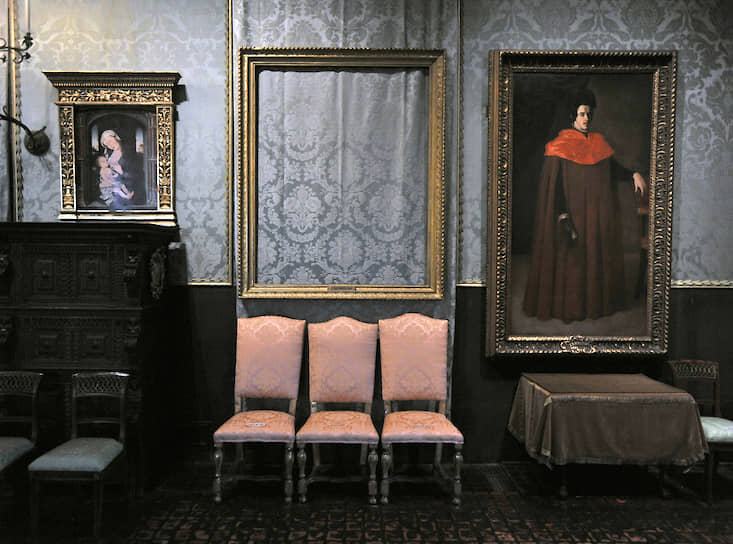 Изабелла Стюарт Гарднер, вдова крупного торговца и судовладельца Джона Лоуэлла Гарднера II, в 1903 году открыла в принадлежащем ей доме художественный музей, в котором было выставлена ее выдающаяся коллекция произведений искусства. В составе коллекции было более 2500 картин европейских художников, в том числе работы Рембрандта, Тициана, Веласкеса, Рафаэля, Мане, Боттичелли, Микеланджело. В 1924 году Изабелла Гарднер скончалась. В своем завещании она оставила $1,2 млн на продолжение работы музея