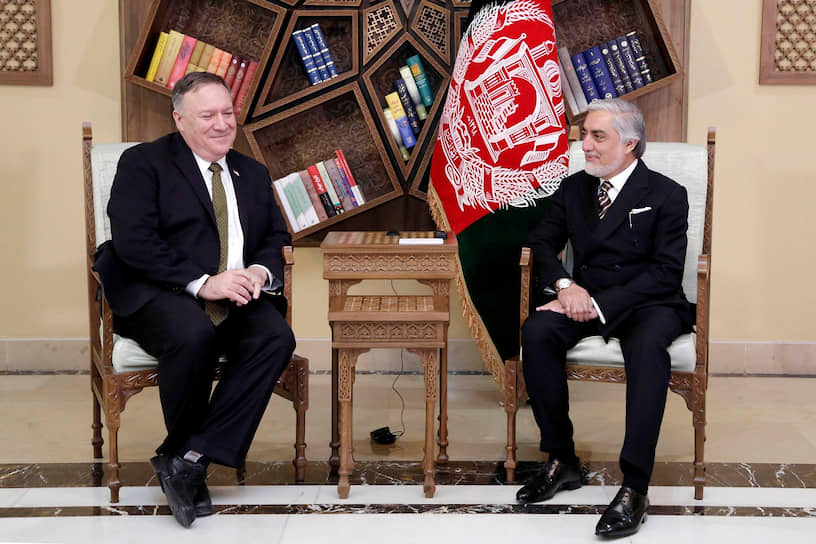 Госсекретарь США Майк Помпео (слева) и премьер-министр Афганистана Абдулла Абдулла