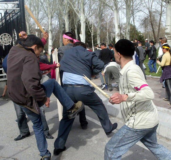 24 марта стихийный многотысячный митинг на центральной площади Бишкека вылился в штурм и захват протестующими Дома правительства, где также располагались администрация президента и Центризбирком