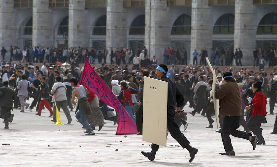 18 марта сторонники оппозиции захватили обладминистрацию в Оше — втором по значению городе страны. На следующий день спецназ МВД смог отбить здание