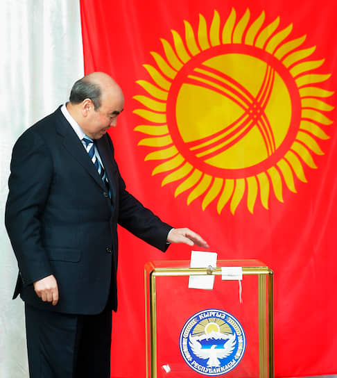 4 апреля Аскар Акаев, находившийся в Москве, сделал официальное заявление о сложении с себя с 5 апреля полномочий президента Киргизии. 11 апреля депутаты утвердили его отставку