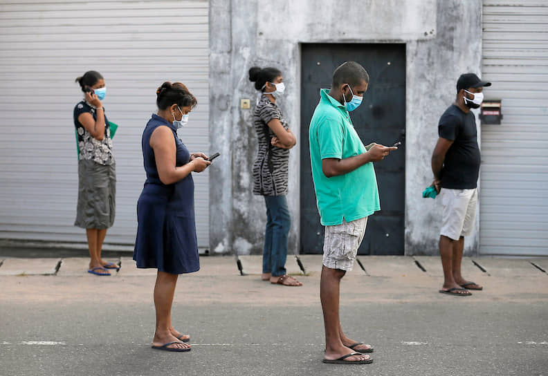 Коломбо, Шри-Ланка. Люди соблюдают метровую дистанцию в очереди за продуктами