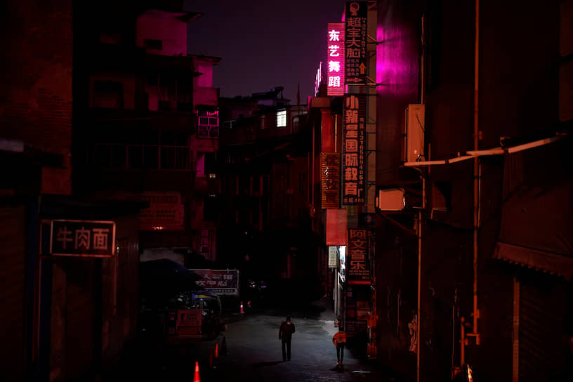 Сяньнин, Китай. Люди в жилом квартале города