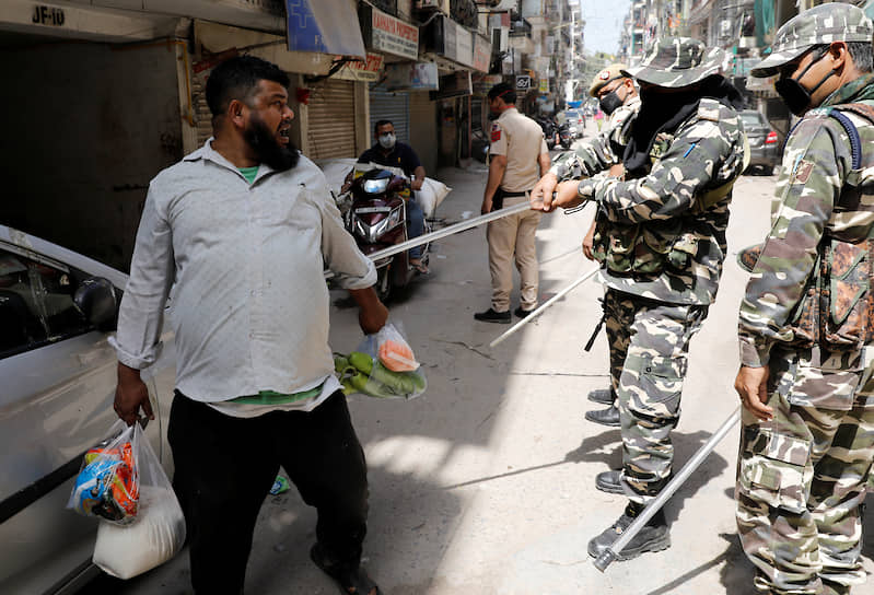 Нью-Дели, Индия. Полицейские останавливают мужчину, нарушившего карантин