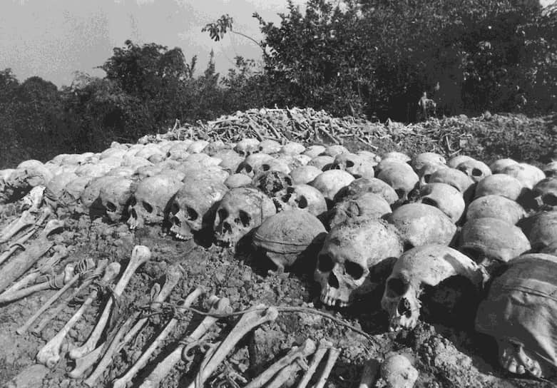 Массовое захоронение жертв режима Пол Пота близ Пномпеня
