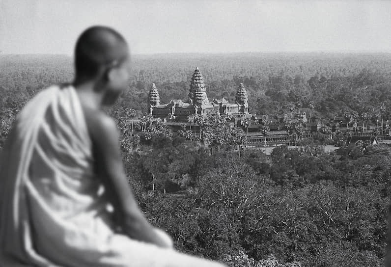Монах смотрит на тысячелетнии руины Ангкор-Вата. В этих местах когда-то зародилась кхмерская цивилизация 
