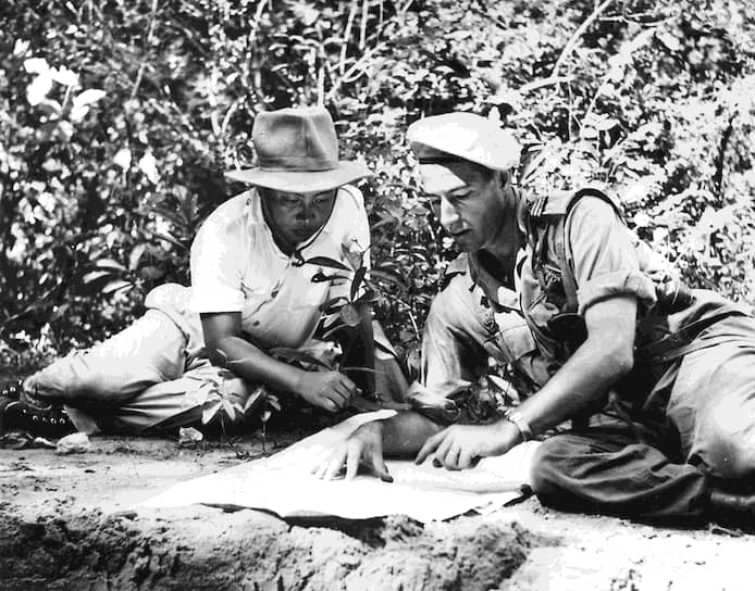Премьер-министр Камбоджи Нородом Сианук (слева) и французский офицер обсуждают подавление восстания на границе с Таиландом, 1952 год