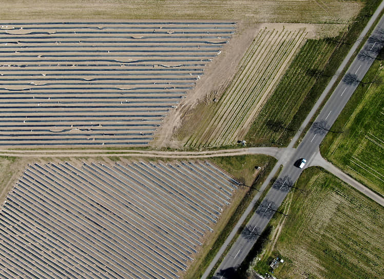 Дормаген, Германия. Вид сверху на поле, где выращивают спаржу