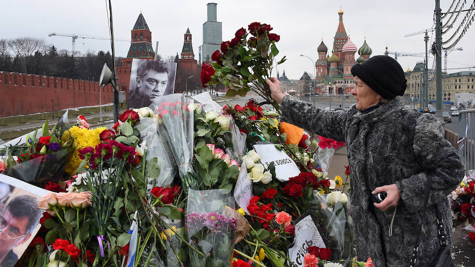 Президент Владимир Путин (в центре) и актриса Ирина Купченко (справа) во время акции «Бессмертный полк» на Красной площади