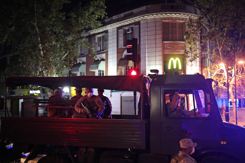 Чили. Солдаты патрулируют улицы во время ночного комендантского часа в Сантьяго