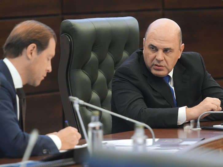 Министр промышленности и торговли Денис Мантуров (слева) и премьер-министр России Михаил Мишустин