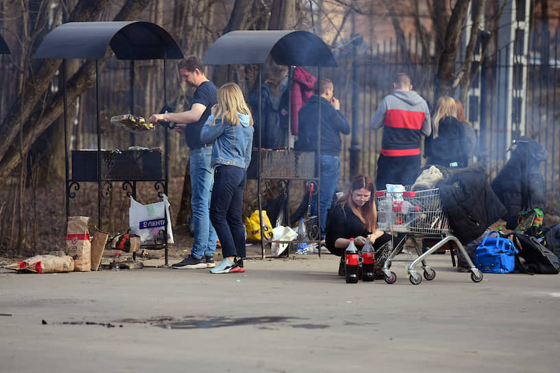 Отдыхающие готовят шашлыки в парке «Покровское-Стрешнево»
