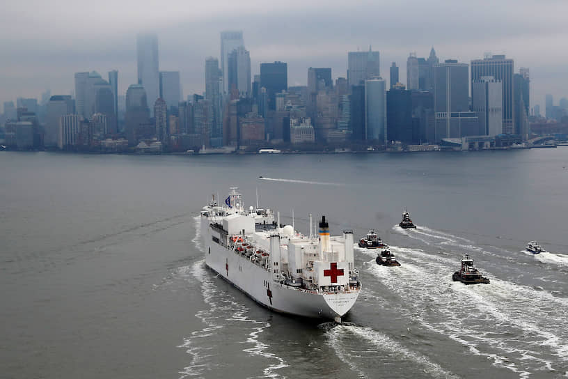 Нью-Йорк, США. Госпитальное судно USNS Comfort заходит в порт