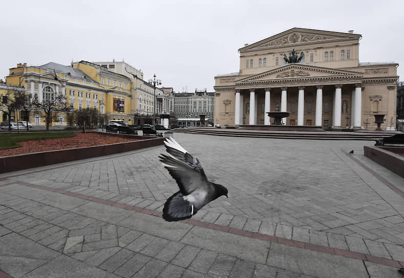 Москва, Россия. Площадь перед Большим театром, опустевшая из-за карантина