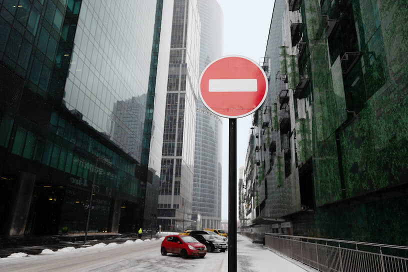 Пустая улица в деловом центре «Москва-Сити»