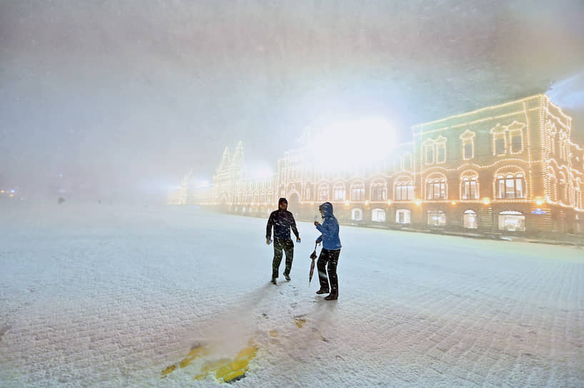Москва. Люди на Красной площади во время снегопада