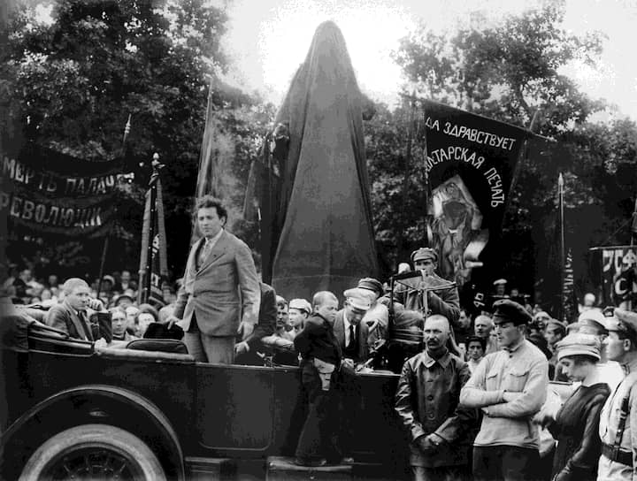 Григорий Зиновьев (на фото — выступает с машины) горячо убеждал товарищей, что время германской революции уже пришло