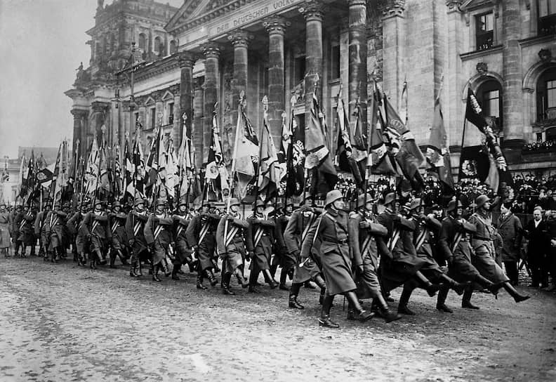 Сторонники мировой революции считали, что немногочисленные части рейхсвера (на фото) не смогут стать препятствием на пути германского пролетариата к социализму
