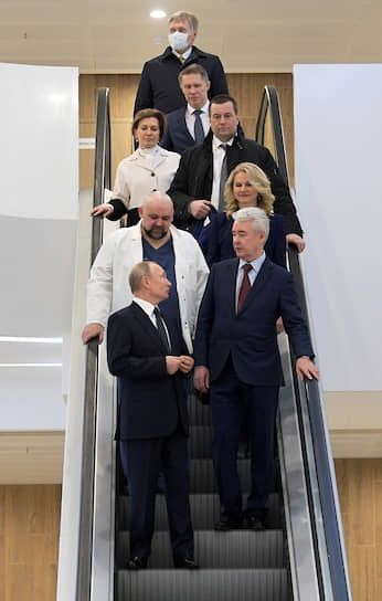 Президент России Владимир Путин (в первом ряду слева) и мэр Москвы Сергей Собянин (в первом ряду справа), врач Денис Проценко (слева во втором ряду)