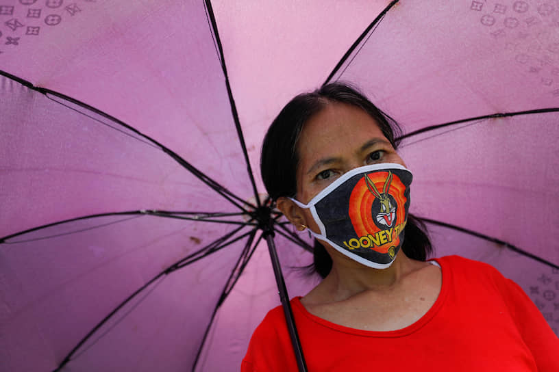 Джакарта, Индонезия. Женщина в маске с изображением кролика Багза Банни