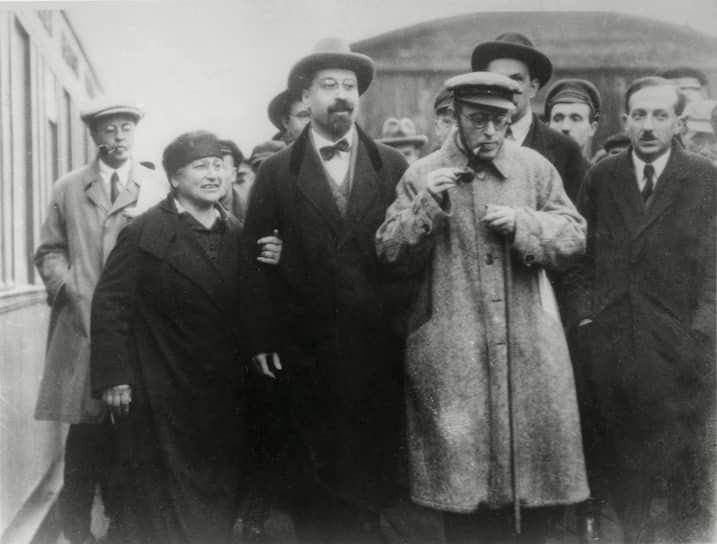 Свою поездку в Германию в качестве тайного руководителя революции Карл Радек (на фото — в центре, с трубкой) начал с явно нарушавших все правила конспирации выходок в Варшаве