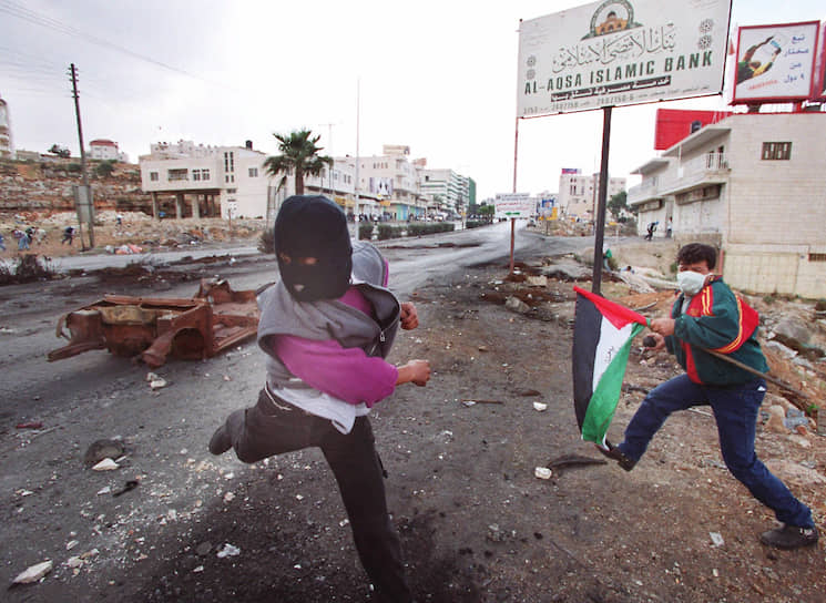 Палестинские подростки забрасывают камнями израильский блокпост