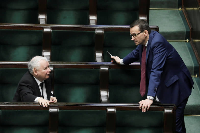 Экс-премьер Польши Ярослав Качиньский (справа) и премьер Польши Матеуш Моравецкий
