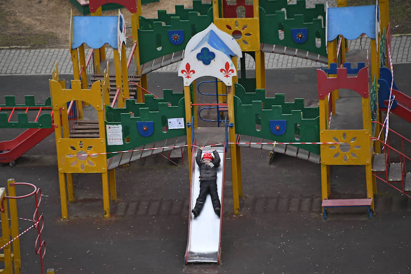 Москва. Ребенок на закрытой детской площадке