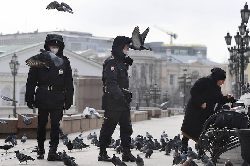Москва. Женщина кормит голубей 