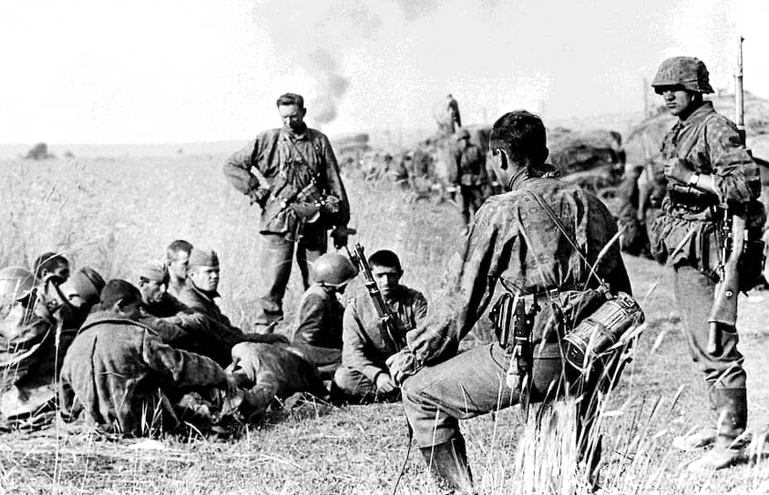Немецкие военные следят за советскими военнопленными, август 1941-го