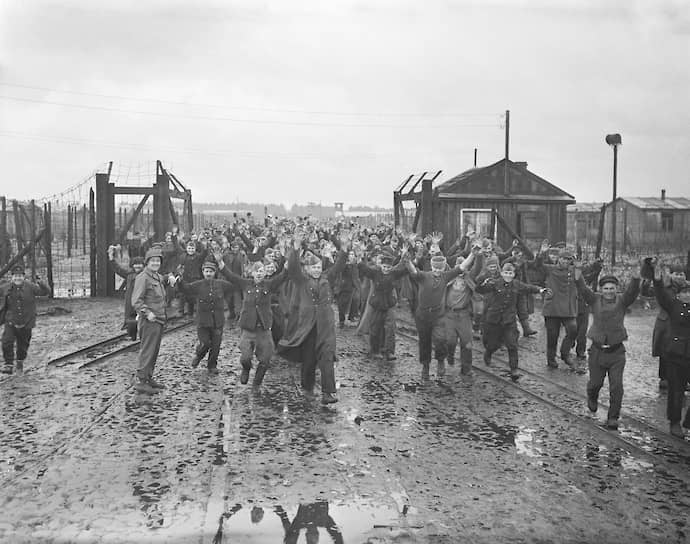 Освобожденные советские военнопленные в лагере шталаг 326