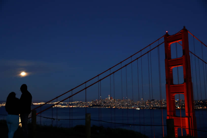Сан-Франциско, США. Луна на ночном небе города