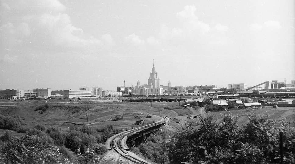 Вид на деревню Матвеевская и здание МГУ в 1966 году 