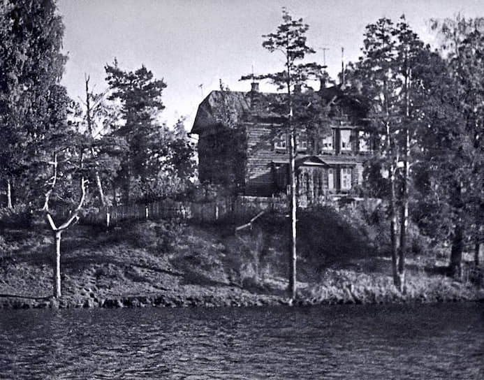 Деревянный дом на берегу Очаковского пруда