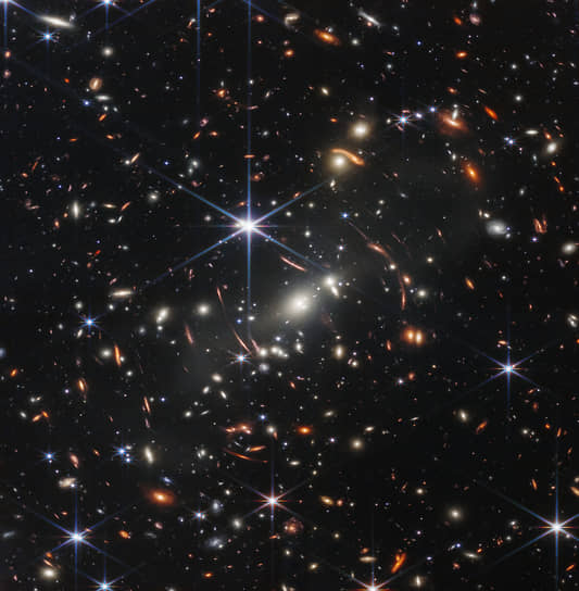 Изображение скопления галактик, сделанное телескопом «Джеймс Уэбб» в 2022 году. Утверждается, что это «самое глубокое и четкое инфракрасное изображение далекой Вселенной»