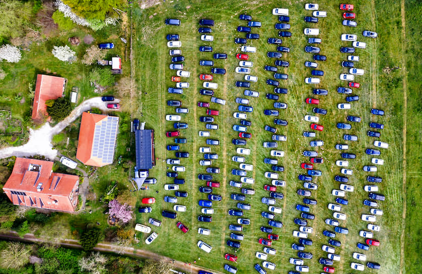 Сонсбек-Ахтерхек, Германия. Местные жители, собравшиеся на церковную пасхальную службу на машинах 
