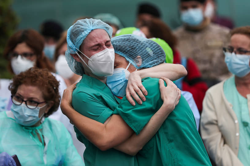 Леганес, Испания. Медицинские работники оплакивают погибшего коллегу