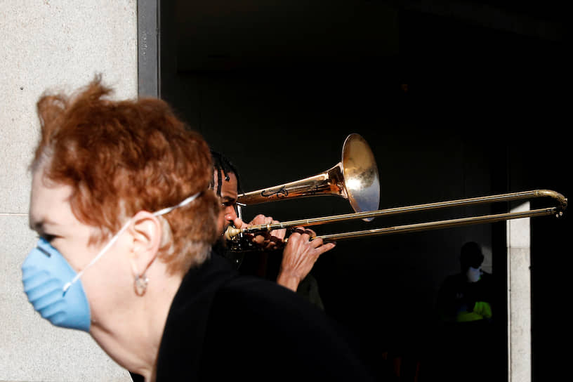 Вашингтон, США. Джазовый музыкант Джон Ноэл играет для прохожих около метро 
