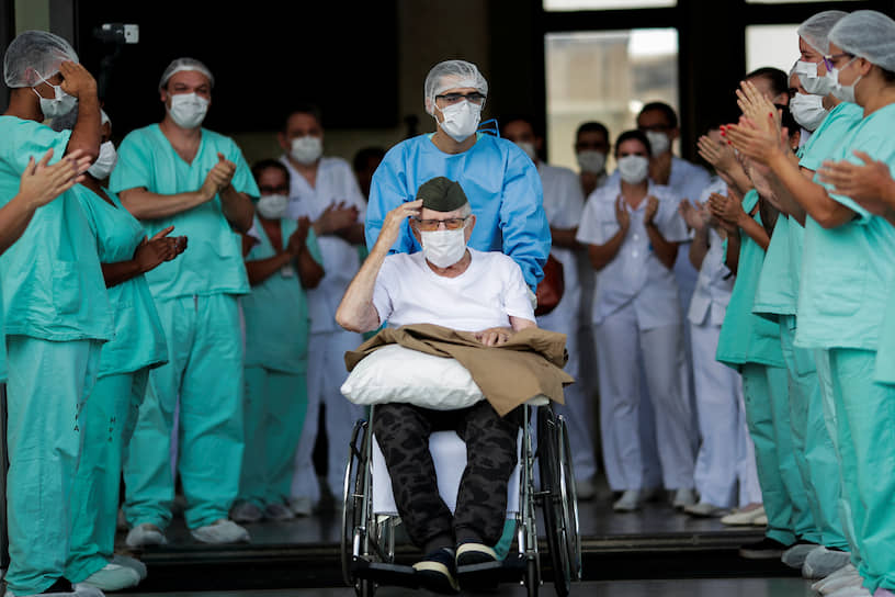 Бразилиа, Бразилия. Вылечившегося от коронавируса 99-летнего ветерана Второй мировой выписывают из госпиталя