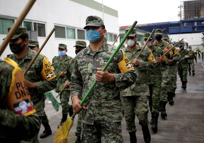 Монтеррей, Мексика. Бойцы Национальной гвардии идут подметать полы с дезинфицирующим раствором 