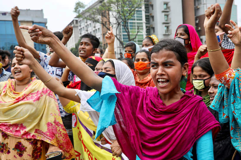 Дакка, Бангладеш. Работницы текстильной промышленности заблокировали дорогу с требованием выплаты зарплат