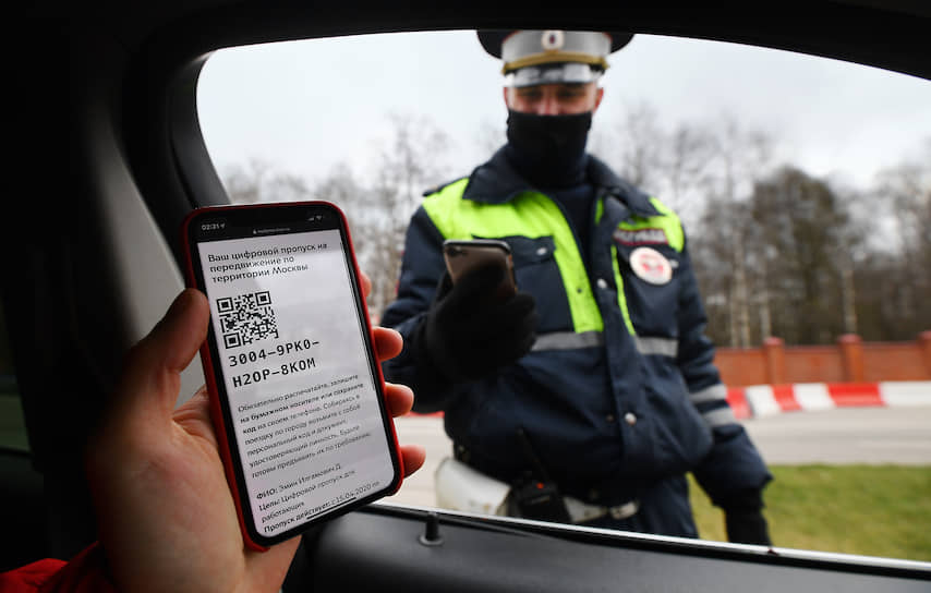 Проверка электронного пропуска у водителя на въезде в Москву