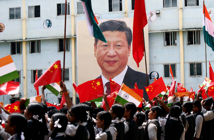 Индийские школьники встречают председателя КНР Си Цзиньпиня во время официального визита в страну