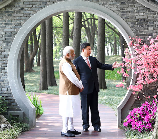 2018 год. Премьер-министр Индии Нарендра Моди (слева) и председатель КНР Си Цзиньпин во время встречи в Ухане